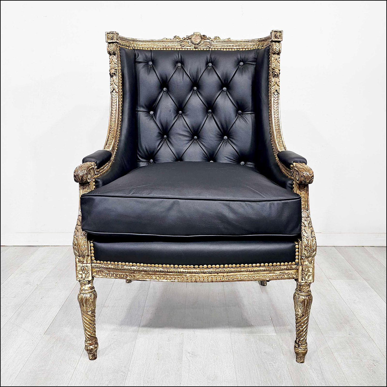 Sillón Berger Luis XVI Cuero Capitoné Tallado (6753)