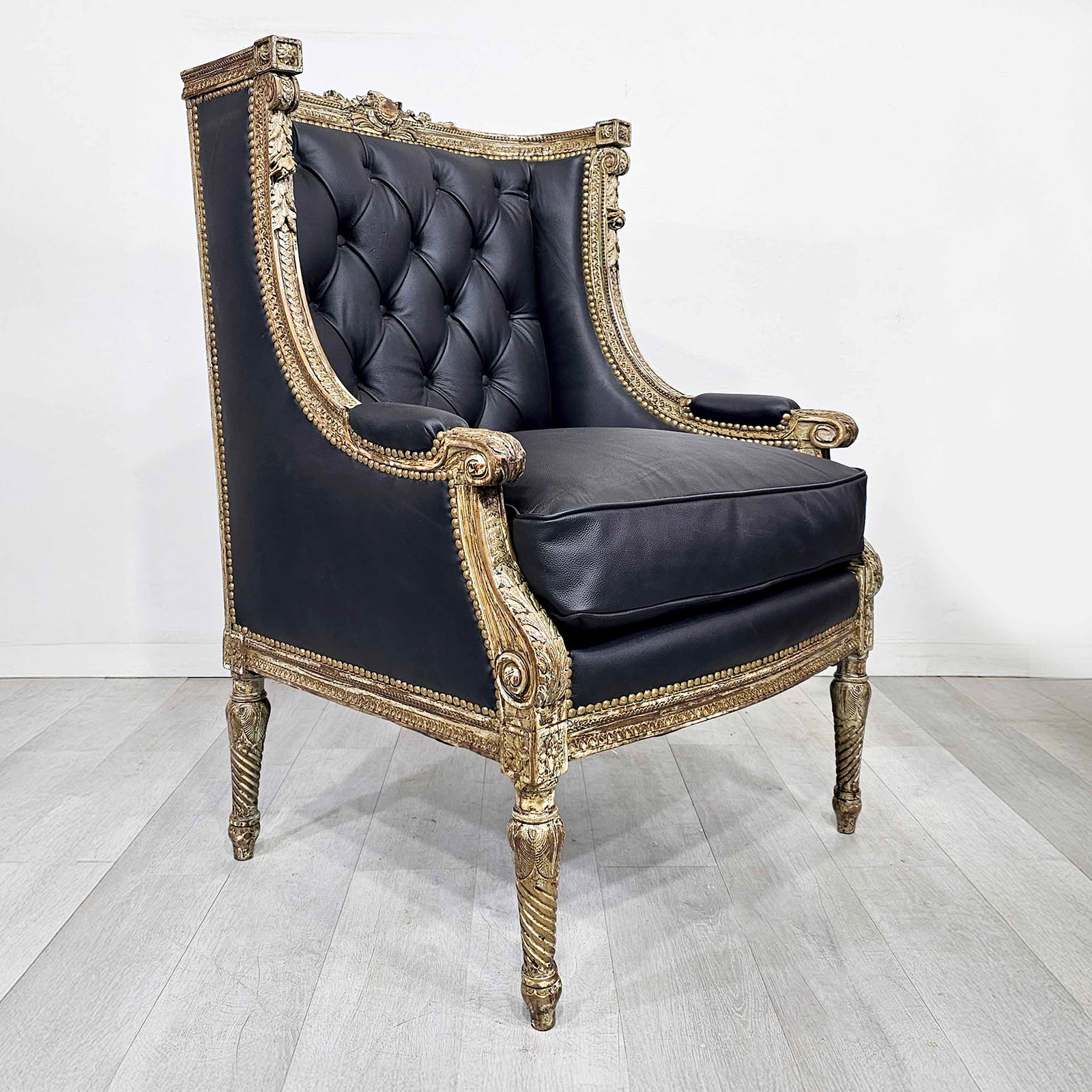 Sillón Berger Luis XVI Cuero Capitoné Tallado (6753)