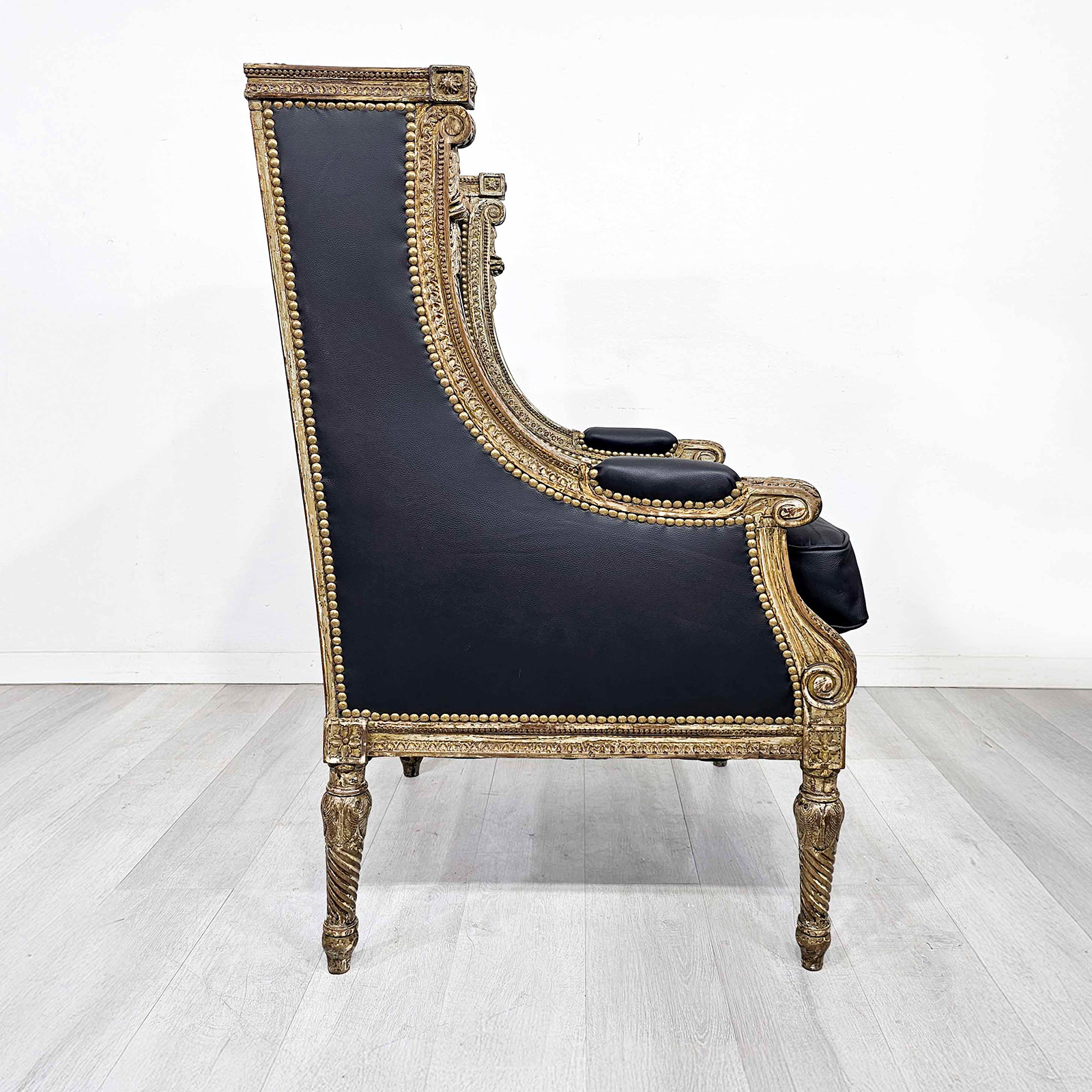 Sillón Berger Luis XVI Cuero Capitoné Tallado (6753)