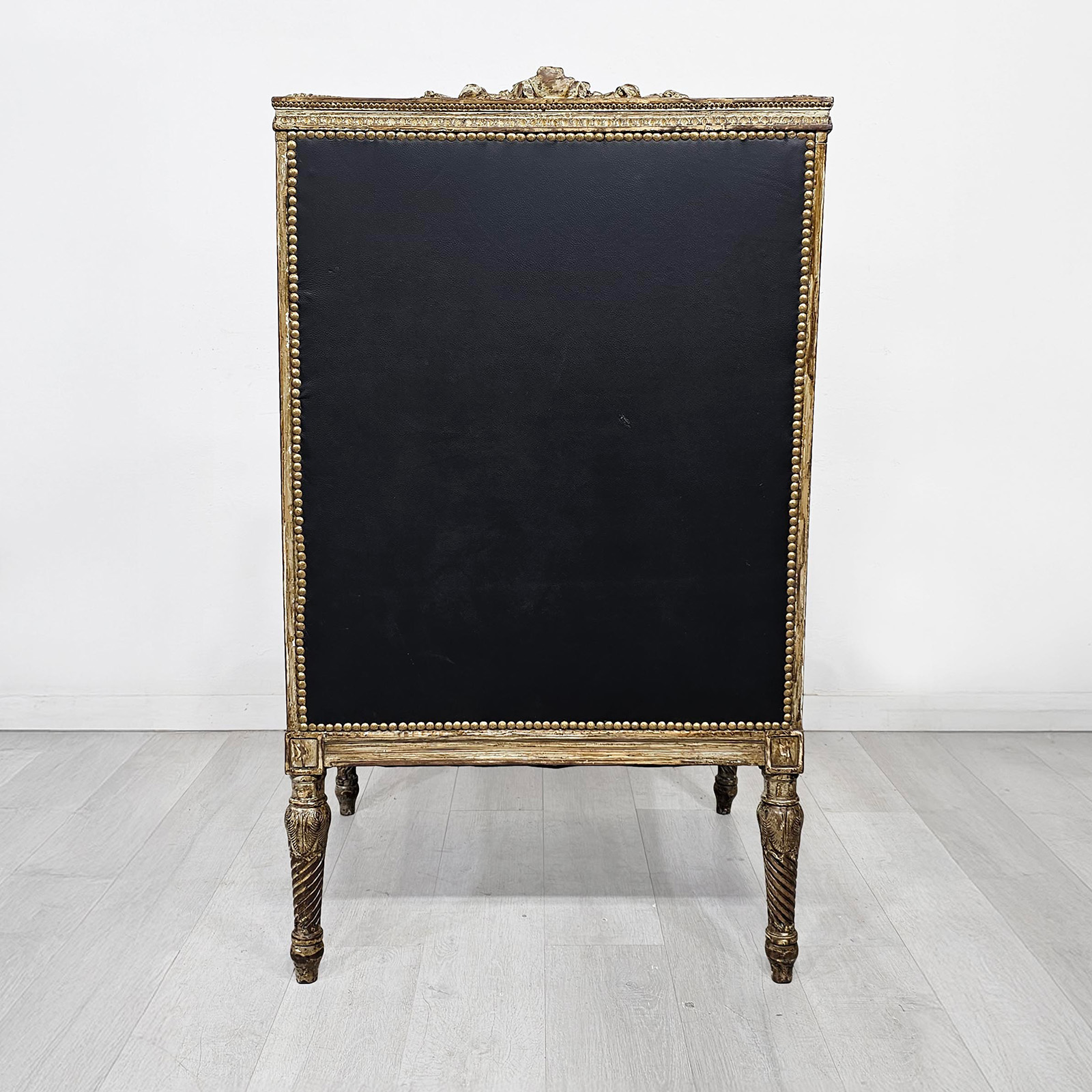 Sillón Berger Luis XVI Cuero Capitoné Tallado (6753)