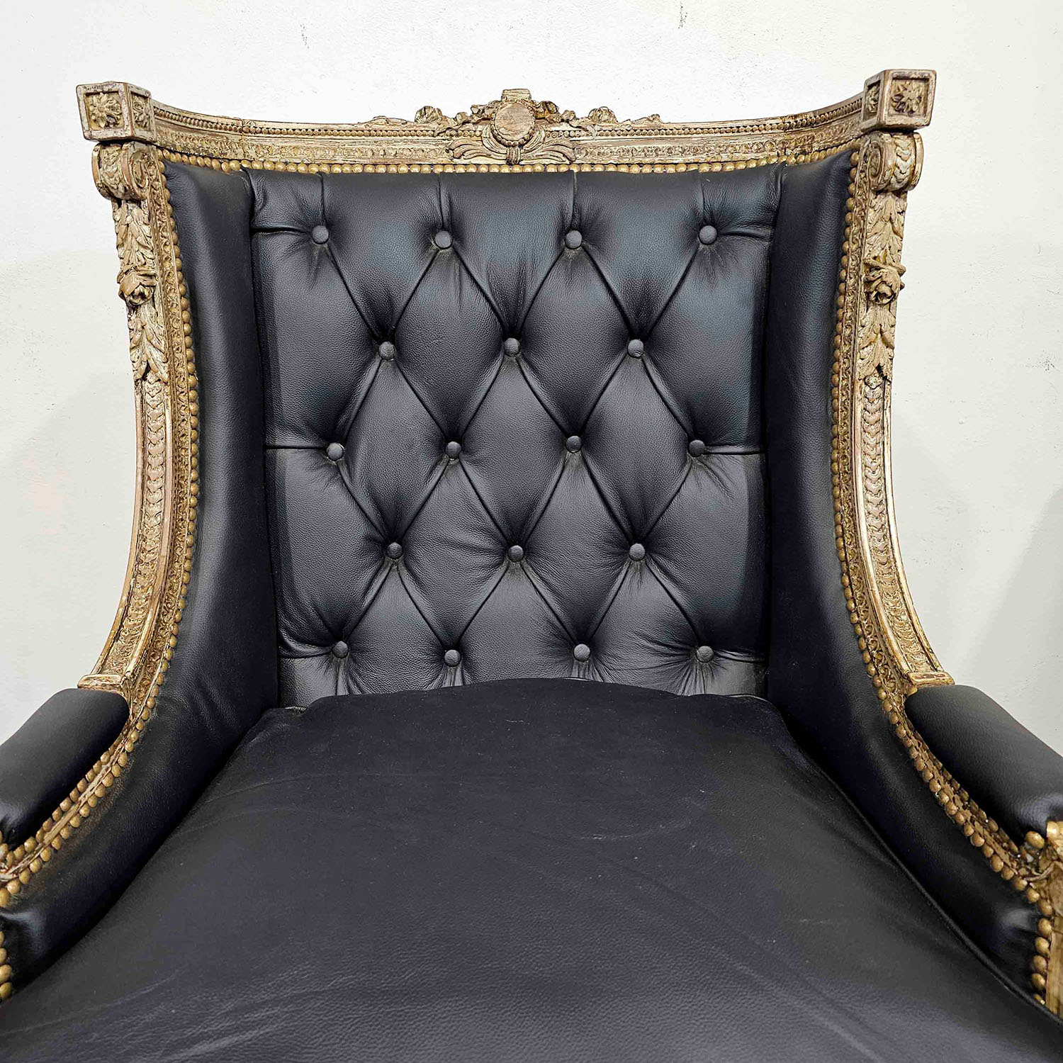 Sillón Berger Luis XVI Cuero Capitoné Tallado (6753)
