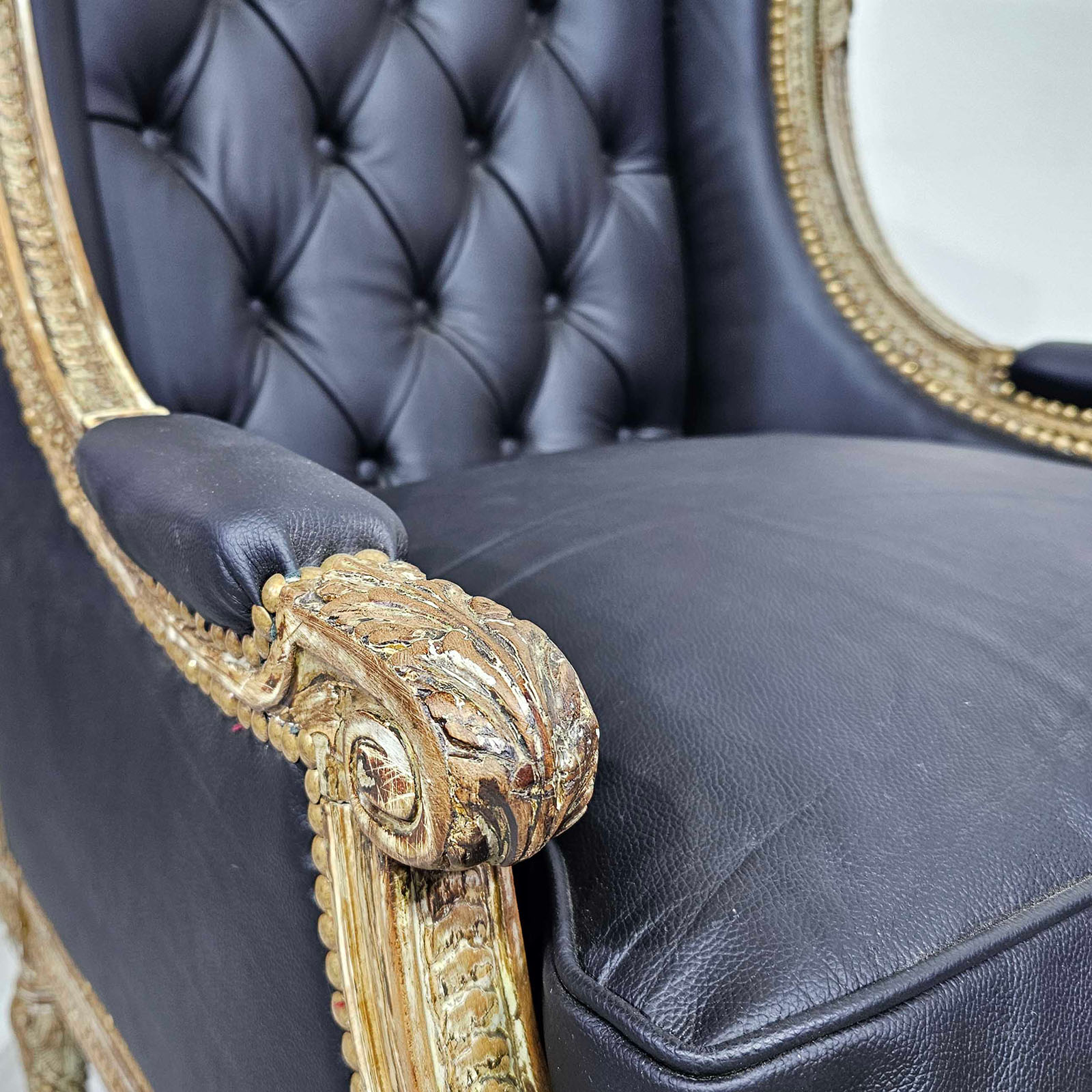 Sillón Berger Luis XVI Cuero Capitoné Tallado (6753)