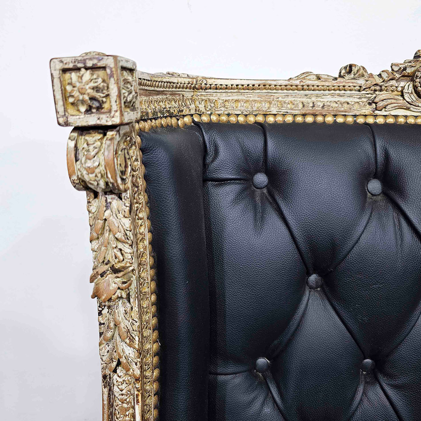 Sillón Berger Luis XVI Cuero Capitoné Tallado (6753)