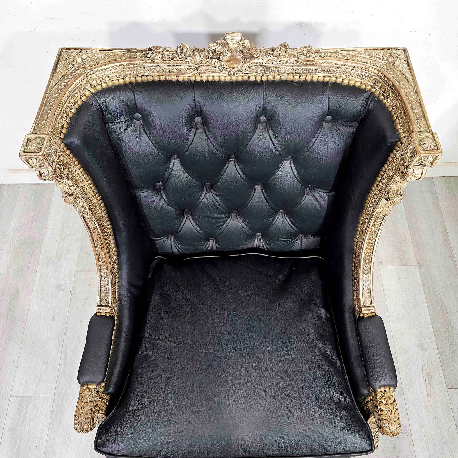 Sillón Berger Luis XVI Cuero Capitoné Tallado (6753)