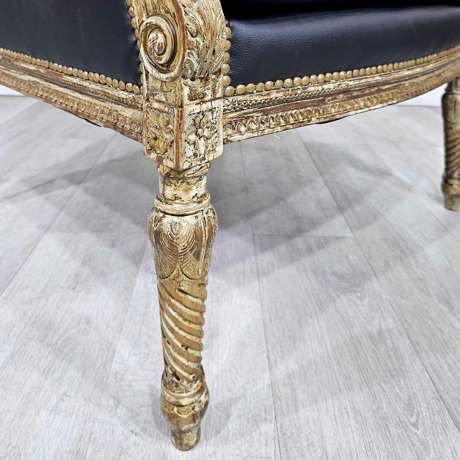 Sillón Berger Luis XVI Cuero Capitoné Tallado (6753)