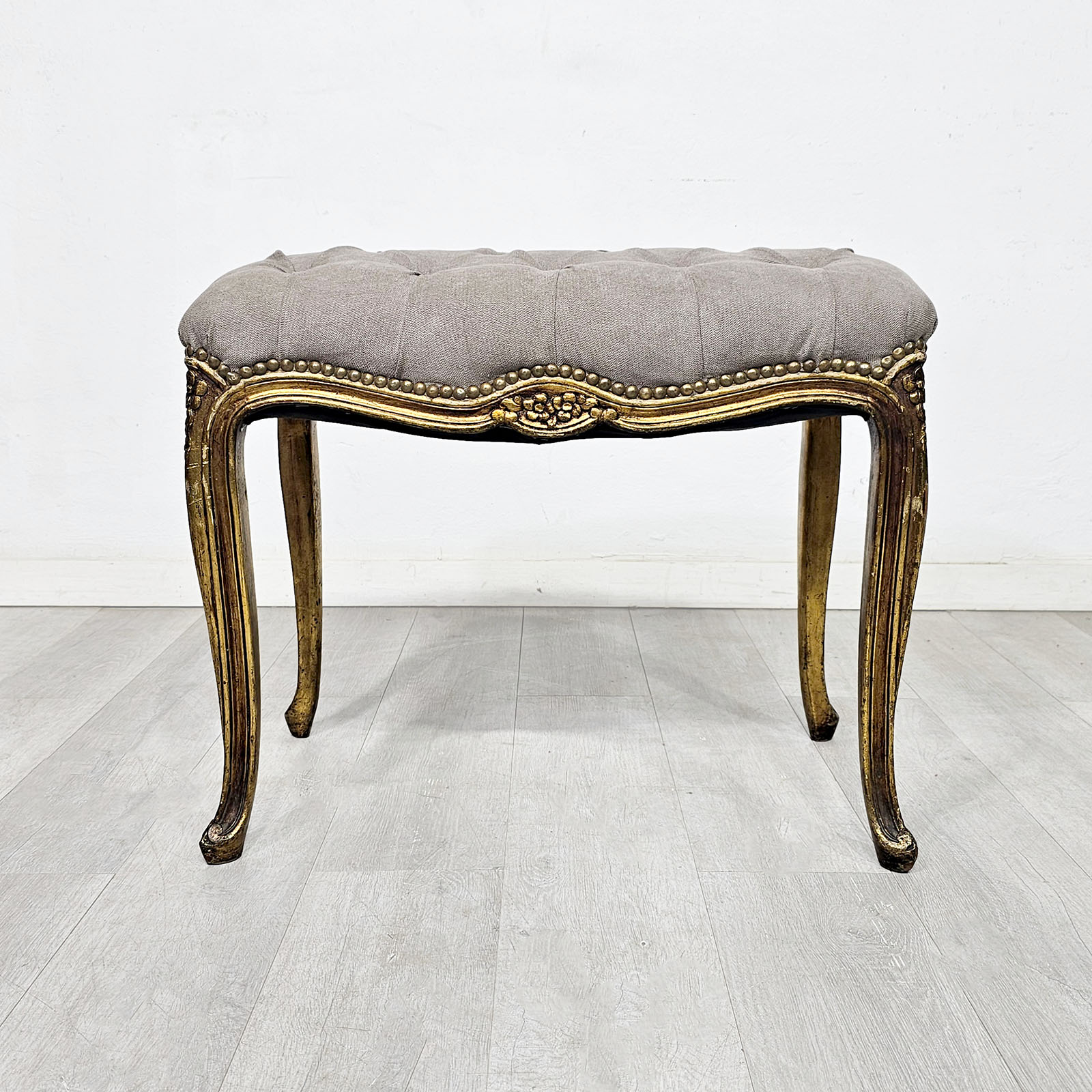 Banqueta Antigua Luis XV Dorada Capitoné Pana Beige (7214)