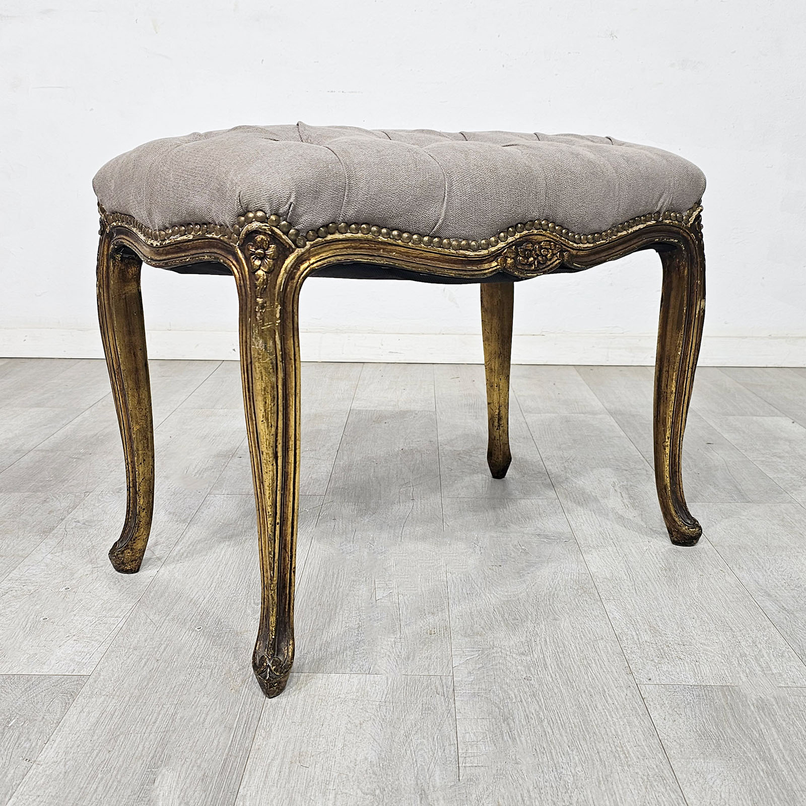 Banqueta Antigua Luis XV Dorada Capitoné Pana Beige (7214)