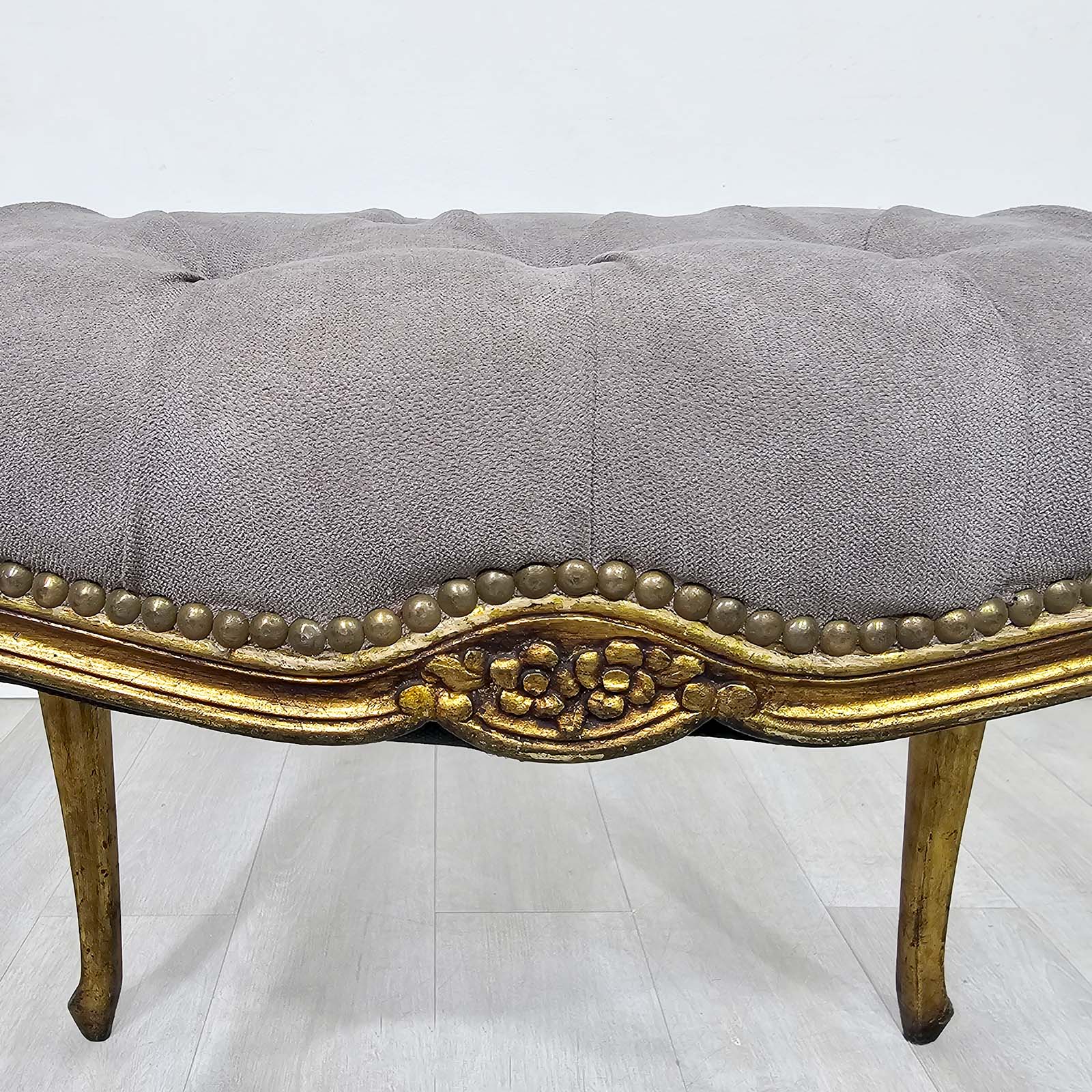 Banqueta Antigua Luis XV Dorada Capitoné Pana Beige (7214)