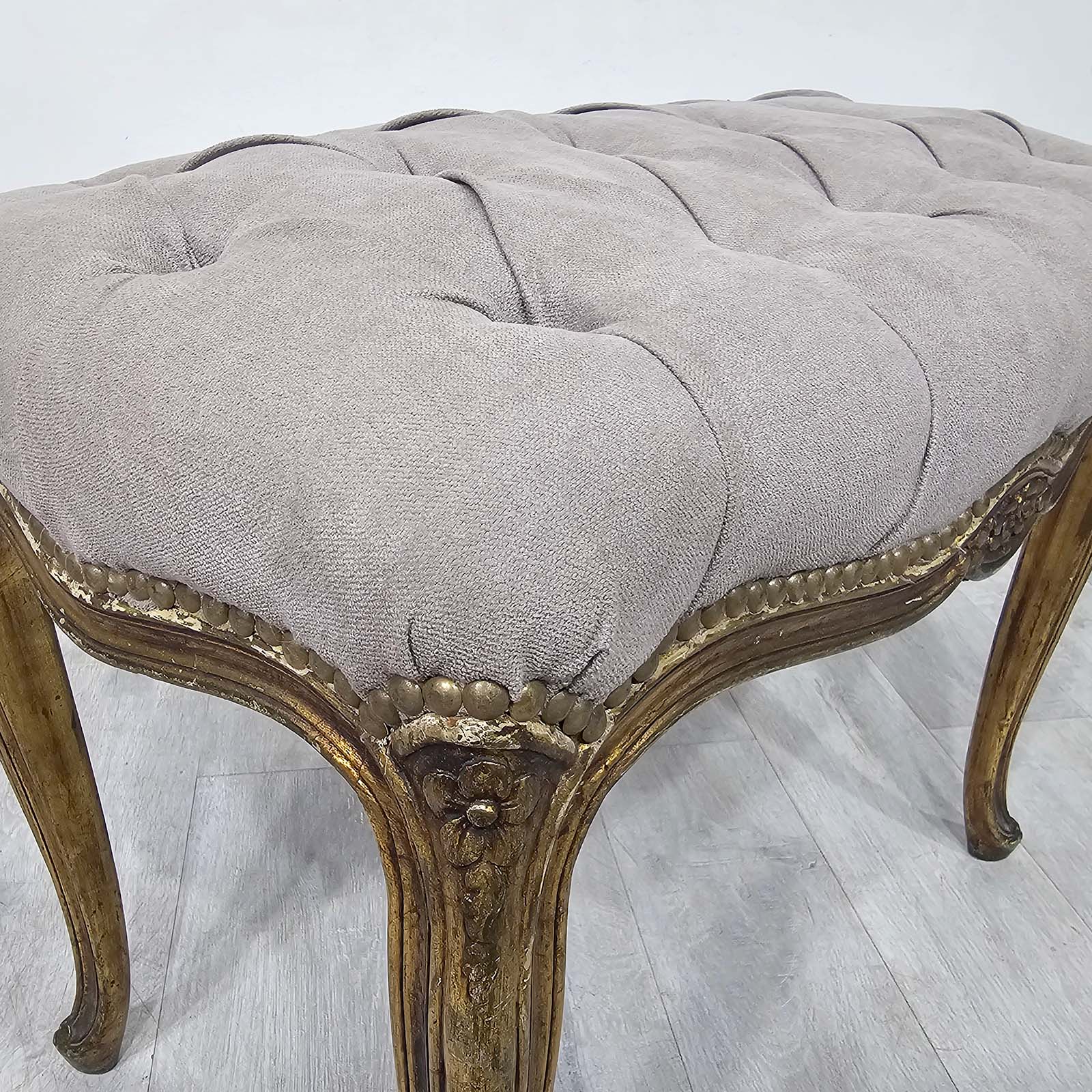 Banqueta Antigua Luis XV Dorada Capitoné Pana Beige (7214)