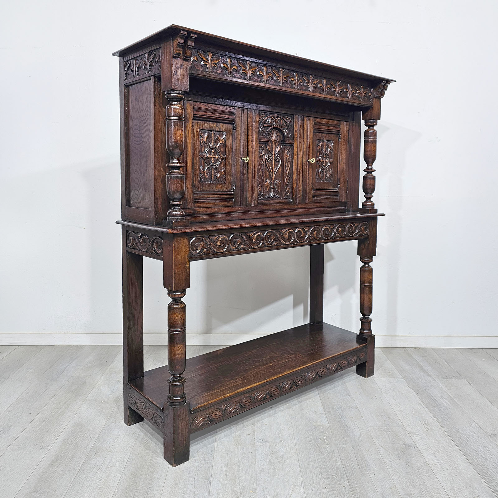 Gabinete Aparador Inglés Thompson Roble Tallado (7219)
