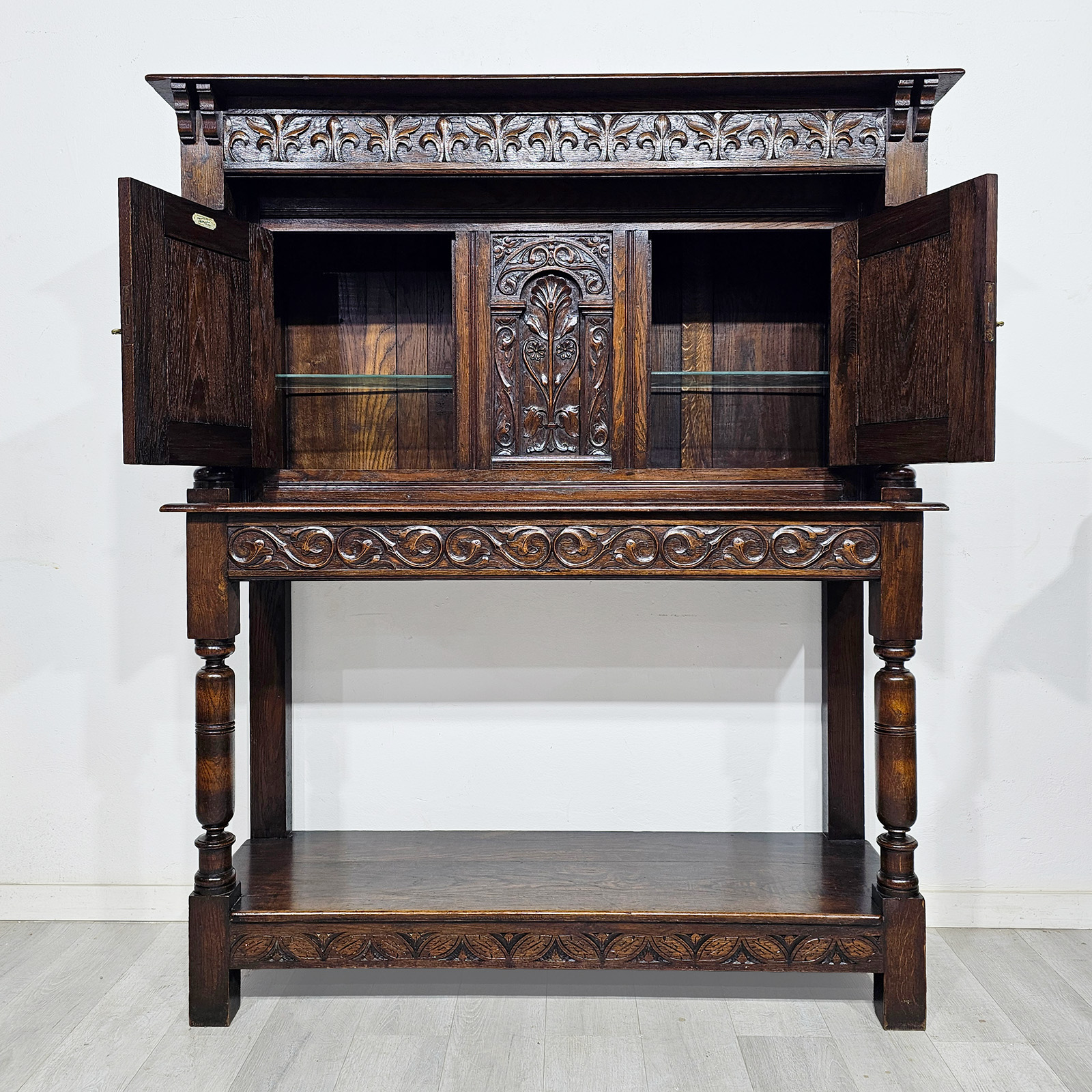 Gabinete Aparador Inglés Thompson Roble Tallado (7219)