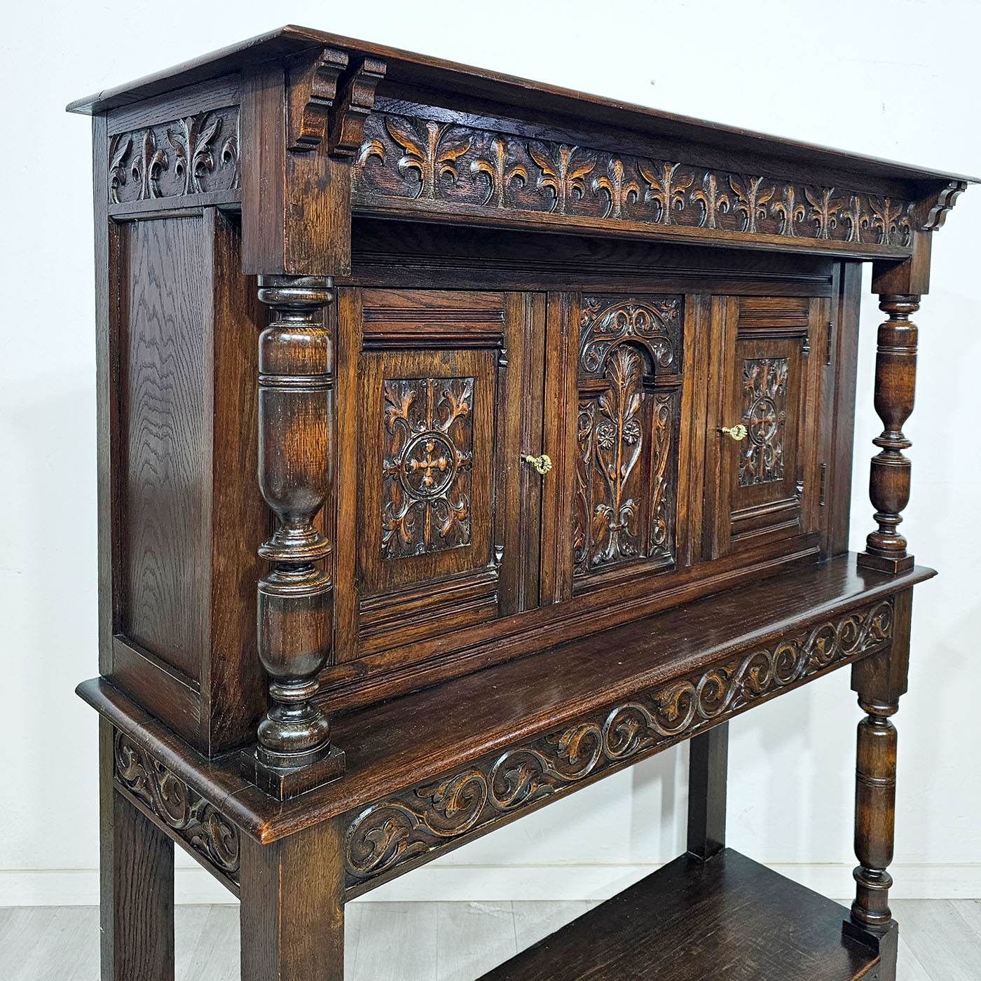 Gabinete Aparador Inglés Thompson Roble Tallado (7219)