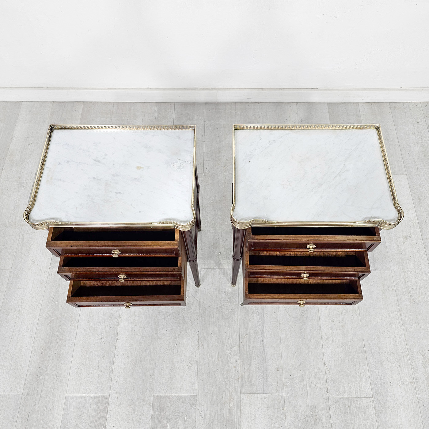 Par Mesas De Luz Luis XVI Mármol Carrara Bronce (7262)