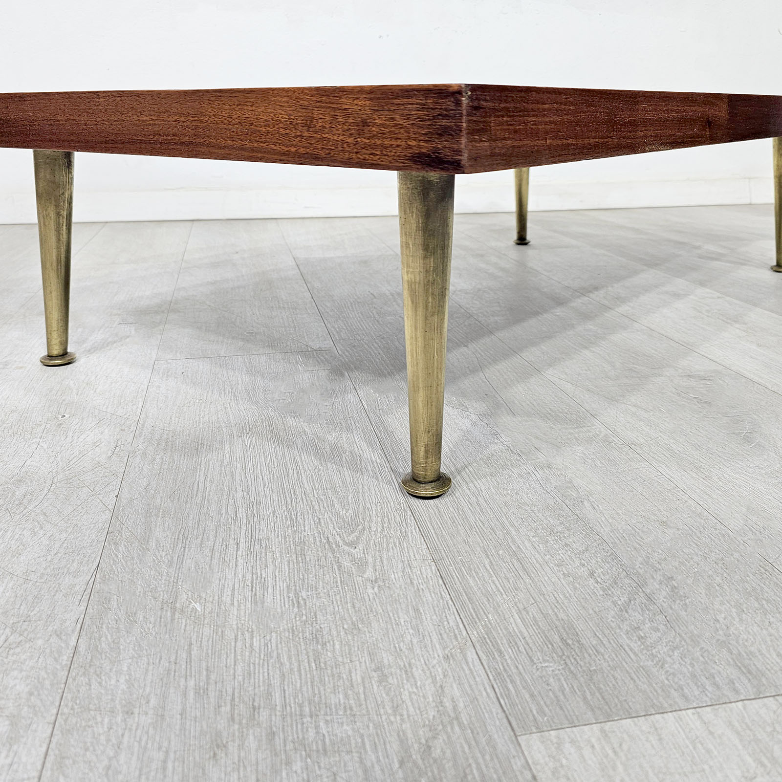 Mesa Ratona Mid Century Caoba Patas Bronce (4267)