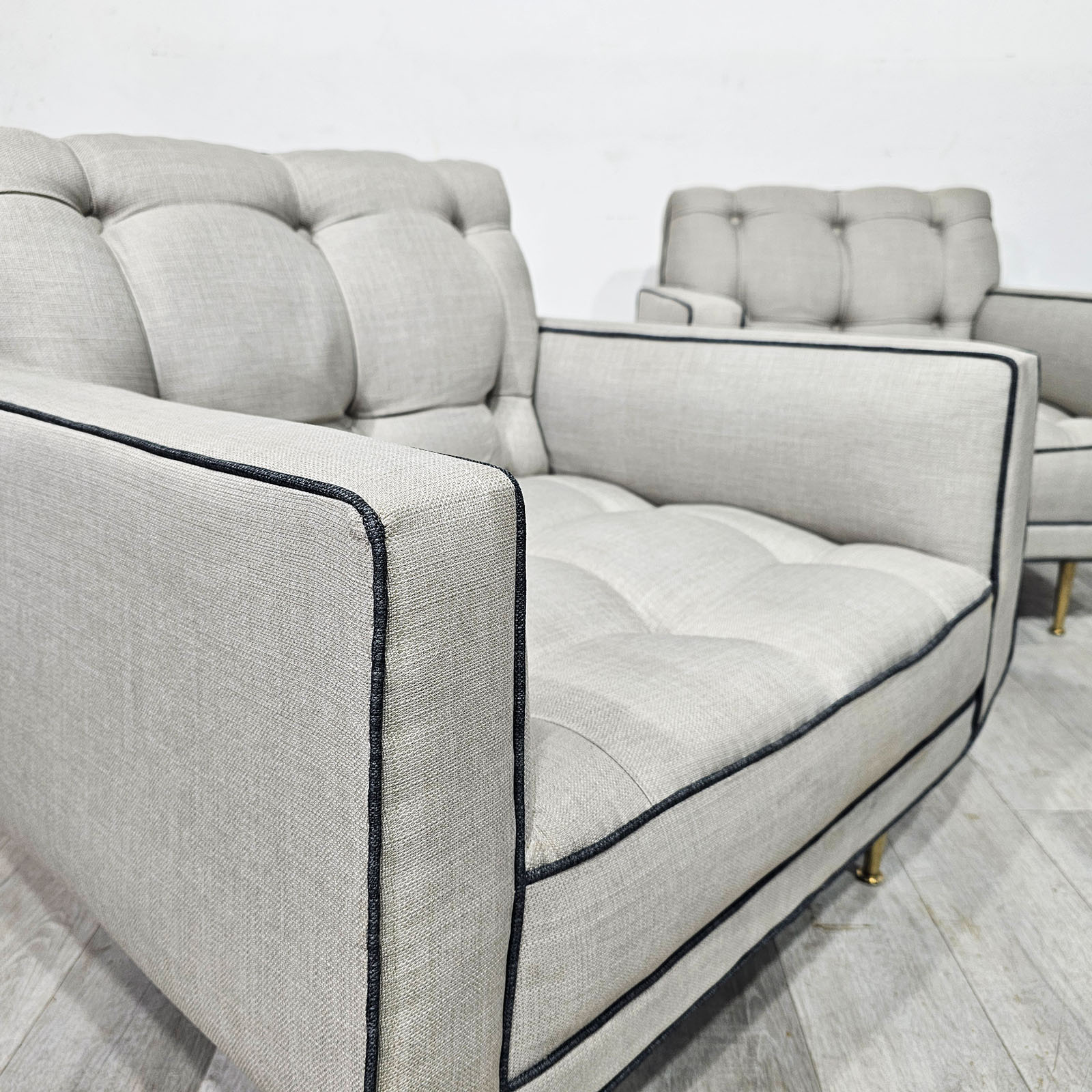 Par Sillones Mid Century Capitoné Patas Bronce (7270)