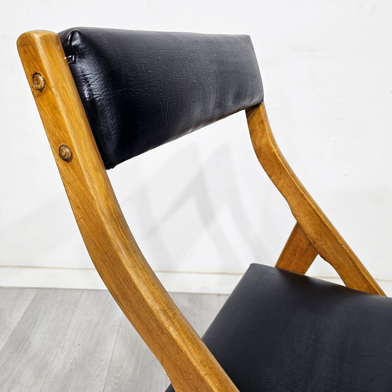 Silla Vintage Mid Century Guatambú Cuerina (7311)