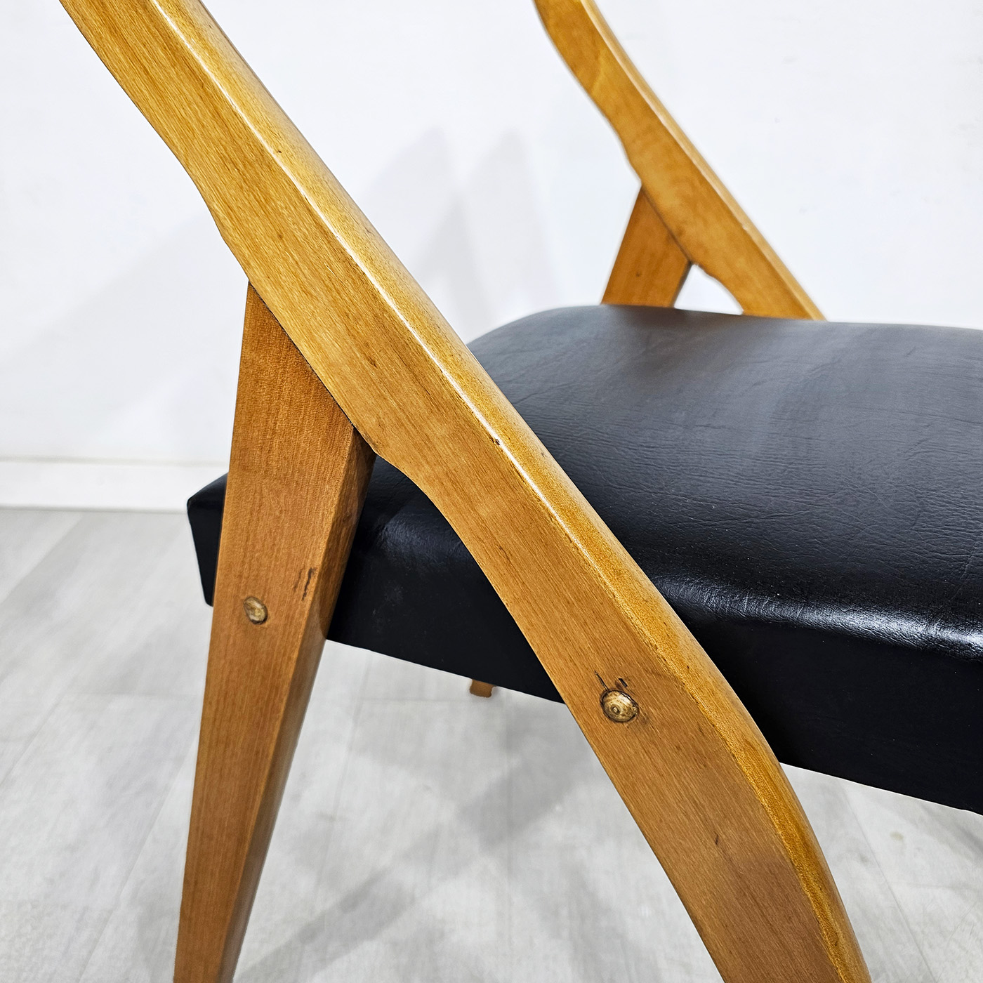 Silla Vintage Mid Century Guatambú Cuerina (7311)