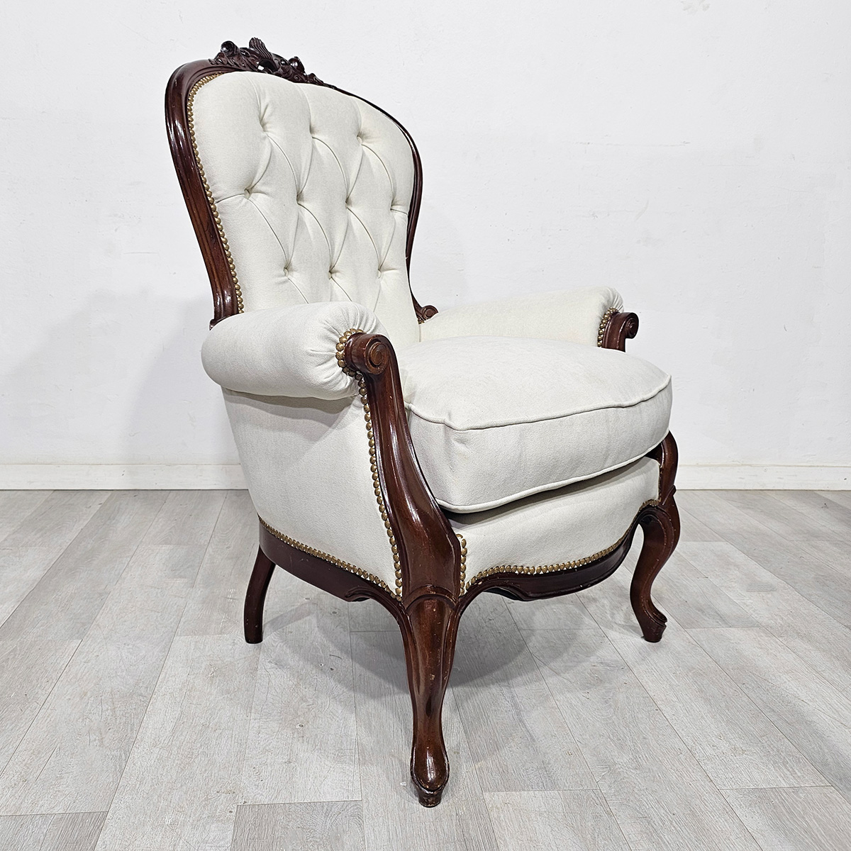 Sillón Colonial Inglés Victoriano Tallado Capitoné (7318)
