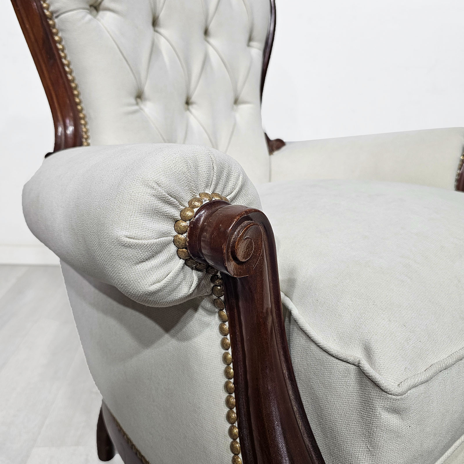 Sillón Colonial Inglés Victoriano Tallado Capitoné (7318)