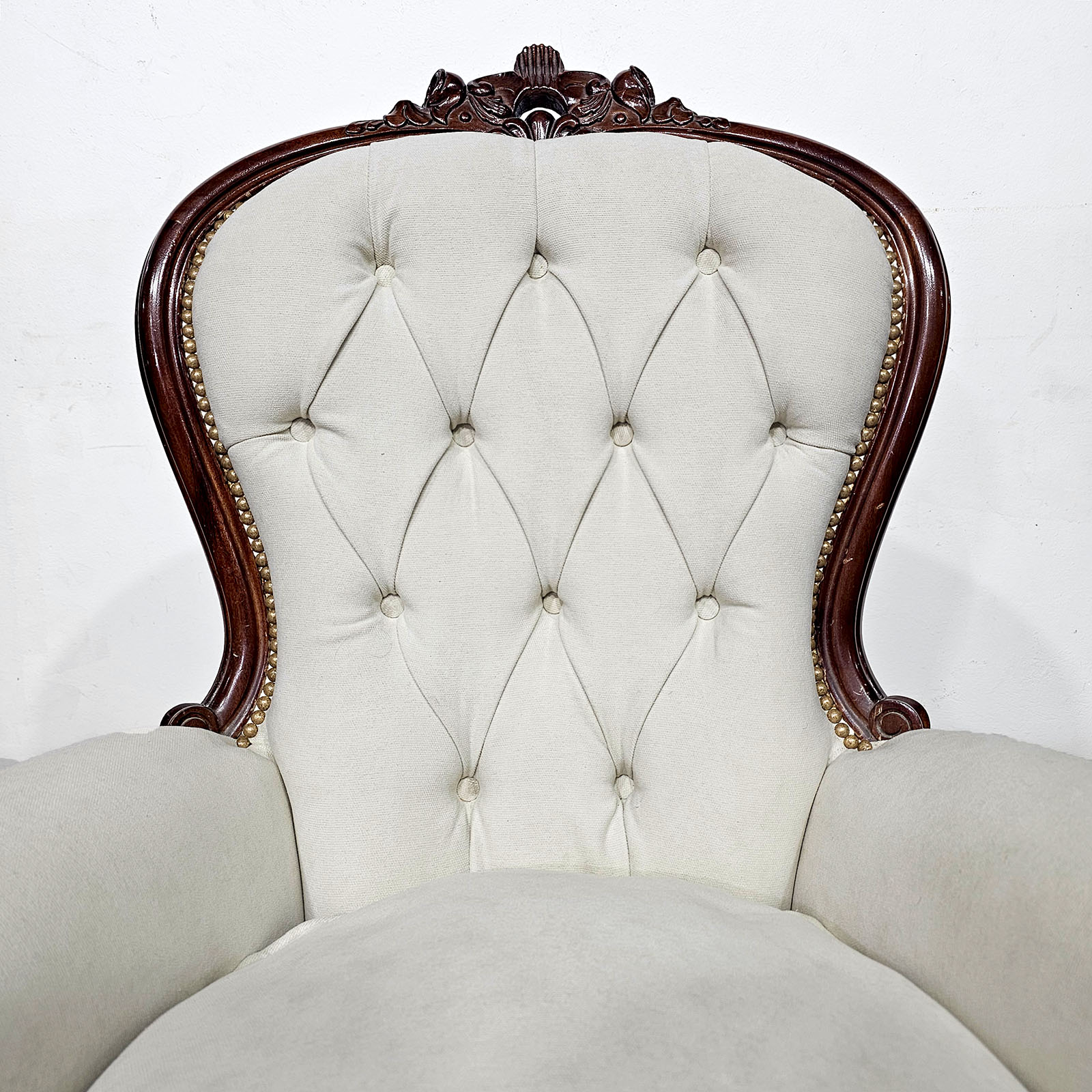 Sillón Colonial Inglés Victoriano Tallado Capitoné (7318)