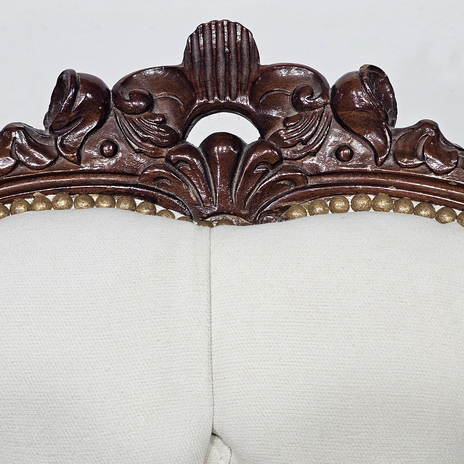 Sillón Colonial Inglés Victoriano Tallado Capitoné (7318)