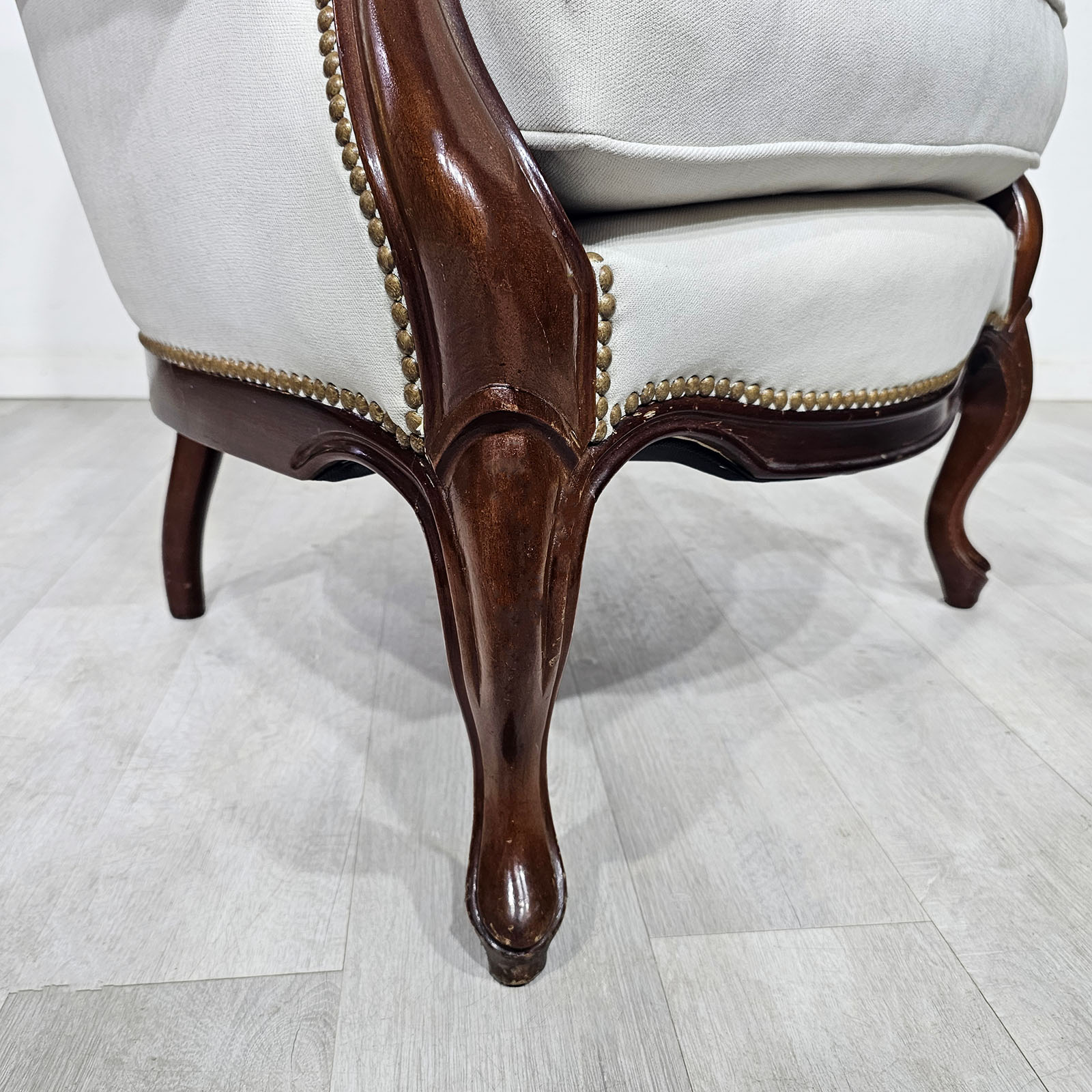 Sillón Colonial Inglés Victoriano Tallado Capitoné (7318)