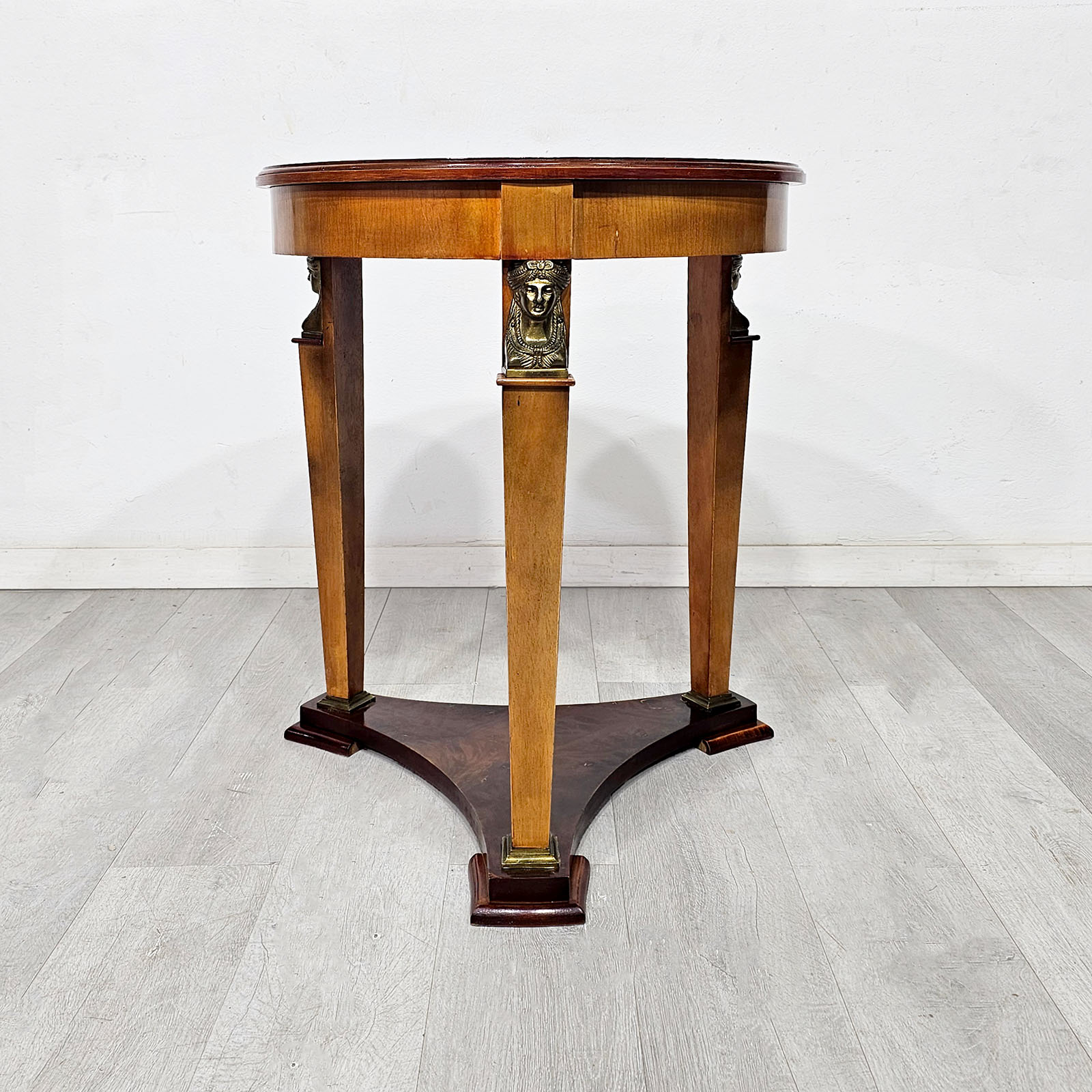 Mesa Auxiliar Imperio Raíz De Nogal Bronces (7336)