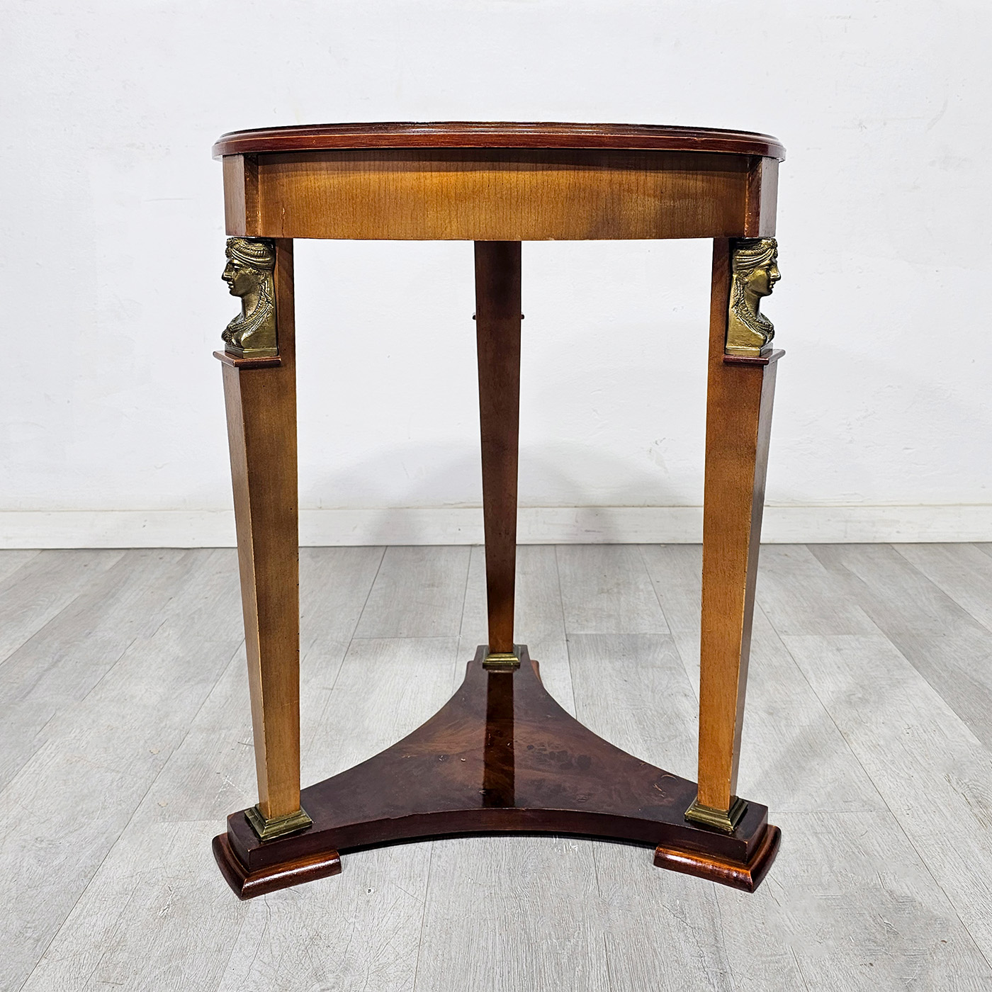 Mesa Auxiliar Imperio Raíz De Nogal Bronces (7336)