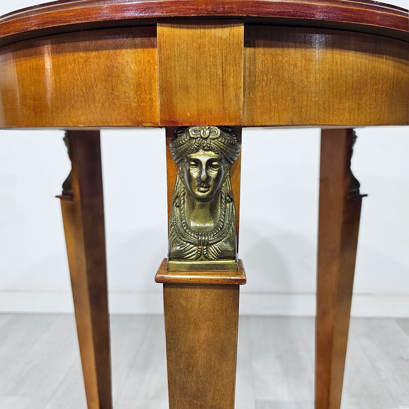Mesa Auxiliar Imperio Raíz De Nogal Bronces (7336)