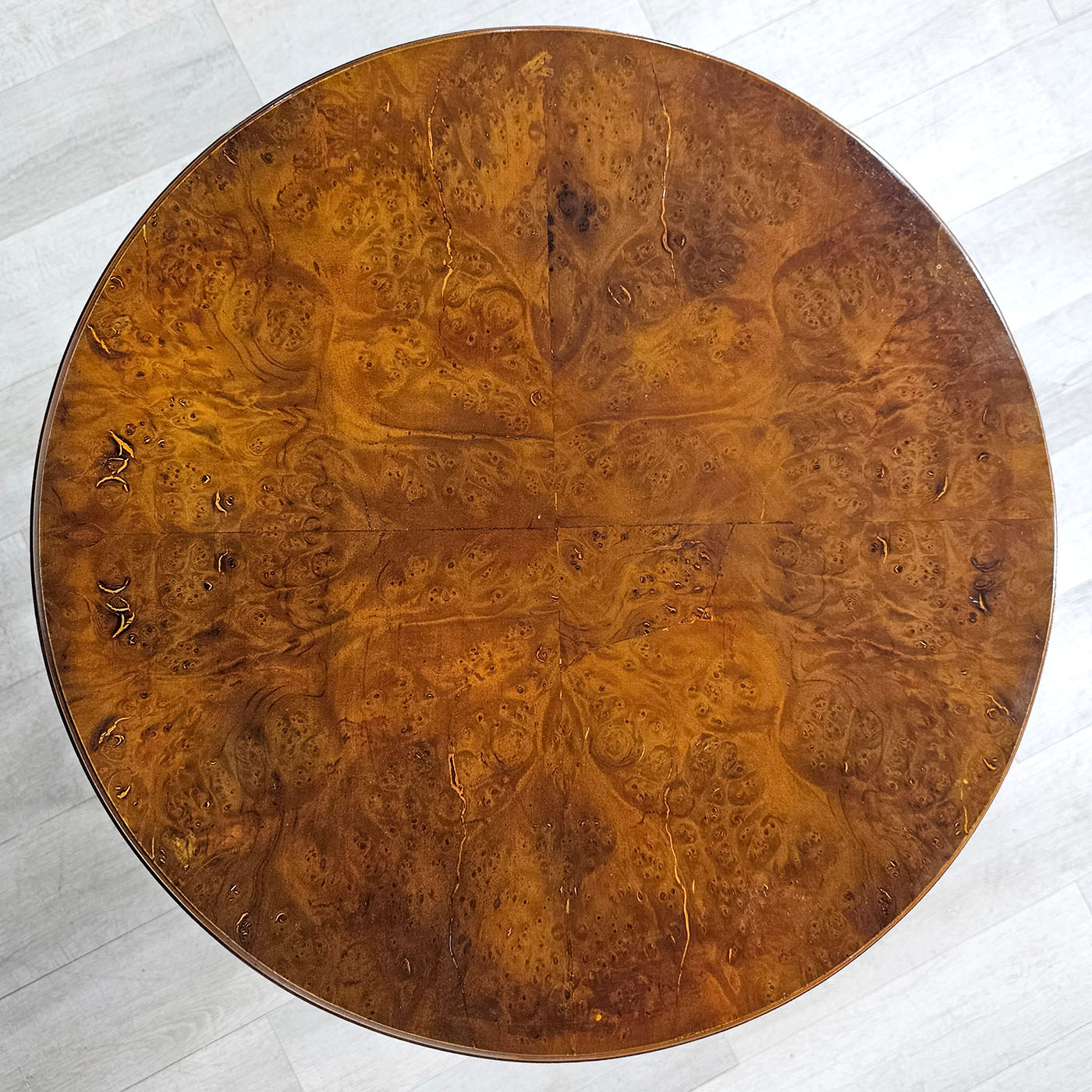 Mesa Auxiliar Imperio Raíz De Nogal Bronces (7336)
